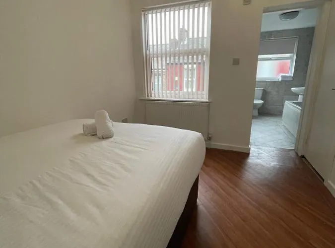 Ryan Air I Bnb - 2 Bedroom House With Free Parking